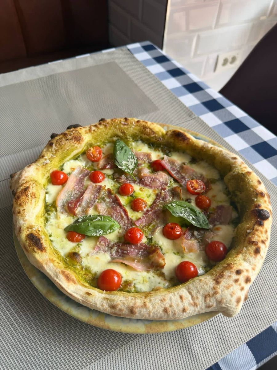 Pizza Verde cu Pancetta